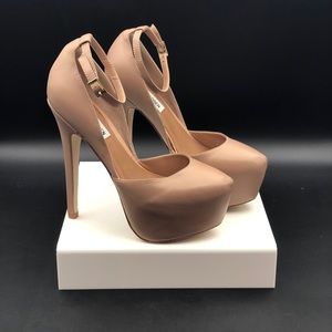 Platform strappy Steve Madden!